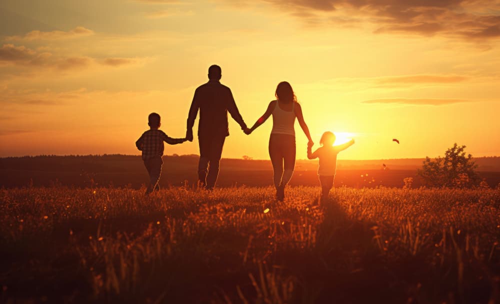 Familia disfrutando del atardecer